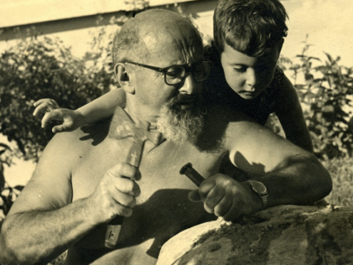 יצחק שדה חוצב בגינתו