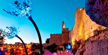 יצירות של דייל צ'יהולי לרגלי מגדל דוד