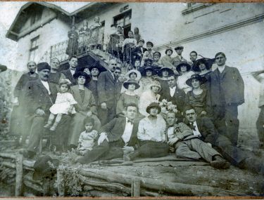 קרדיט- אלבום יוסי אברמוב, ישראל נגלית לעין ראשון לציון, יד יצחק בן-צבי